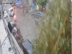 मुंबई में ताउते की वजह से गिरते हुए पेड़ के नीचे आने से बची महिला, वीडियो वायरल