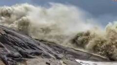 देवभूमि में दरकते पहाड़ , प्रकृति बजा रही सैलाब का सायरन | Mudde Ki Baat