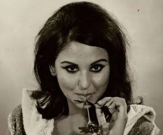 1966 'ਚ ਰਾਜੇਸ਼ ਖੰਨਾ ਦੀ ਮੁਲਾਕਾਤ ਅੰਜੂ ਨਾਲ ਹੋਈ ਤੇ ਉਹ ਦੇਖਦਿਆਂ ਹੀ ਦਿਲ ਦੇ ਬੈਠੇ। ਉਸ ਸਮੇਂ ਕਾਕਾ ਬਹੁਤ ਵੱਡੇ ਸੁਪਰ ਸਟਾਰ ਬਣ ਚੁੱਕੇ ਸਨ ਜਦਕਿ ਅੰਜੂ ਇਕ ਸਟ੍ਰਗਲਿੰਗ ਅਦਾਕਾਰਾ ਸੀ। ਦੋਵੇਂ ਰਿਲੇਸ਼ਨਸ਼ਿਪ 'ਚ ਆ ਗਏ ਤੇ ਲਿਵ ਇਨ 'ਚ ਰਹਿਣ ਲੱਗੇ।