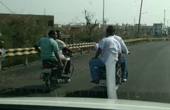 તૌક્તેએ મચાવેલી તબાહીનો ચિતાર મેળવવા બુલેટ પાછળ બેસીને પહોંચ્યા વિપક્ષ નેતા પરેશ ધાનાણી, જુઓ તસવીરો