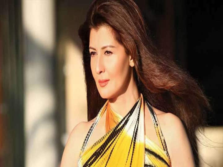 एक्ट्रेस बिजलानी 60 साल की हैं उन्होंने आज भी अपने आप को काफी फिट रखा हुआ है. हमेशा एक्ट्रेस संगीता बिजलानी अपनी रील लाइफ से ज्यादा अपनी रियल लाइफ को लेकर सुर्खियों में बनी रही हैं. संगीता ने अपने मॉडलिंग करियर की शुरुआत 16 साल की उम्र में की थी. आपको बता दें, साल 1980 में संगीता ने मिस इंडिया का खिताब अपने नाम किया था. साथ उन्होंने अभिनय की शुरुआत साल 1988 में फिल्म कातिल से की थी. आज भी वो सोशल मीडिया पर अपने फैन्स से जुड़े रहने के लिए कातिलाना फोटोज शेयर करती रहती हैं.