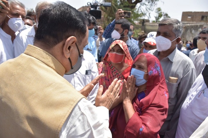 Gir Somnath :  Who woman crying during give information of effect of cyclone in Garal village of Una વાવાઝોડાથી પ્રભાવિત વિસ્તારની મુલાકાતે આવેલા મુખ્યમંત્રી રૂપાણી સામે આ મહિલા થયા ભાવુક, કોણ છે આ મહિલા?