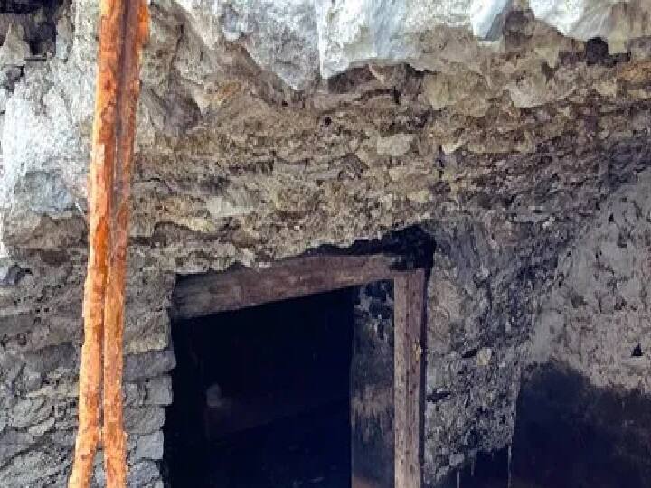 தண்ணீர் வெளியேற வெளியேற உள்ளே மூழ்கிக்கிடந்த ஒரு கிராமமே கண்ணுக்கு தெரிகிறது.