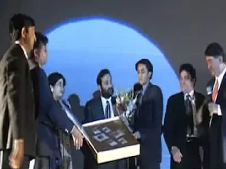 Rishi Kapoor की पहली निर्देशित फिल्म ‘आ अब लौट चलें’ जब आई तो कितने साल के थे Ranbir Kapoor, पुराना Video हुआ वायरल Ranbir Kapoor was so young in Rishi Kapoor first director film 'Aa Ab Laut Chalen', see video Rishi Kapoor की पहली निर्देशित फिल्म ‘आ अब लौट चलें’ जब आई तो कितने साल के थे Ranbir Kapoor, पुराना Video हुआ वायरल