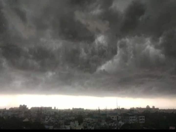 மேகம் கருக்குது மழை வர பார்க்குது வீசி அடிக்குது காத்து காத்து