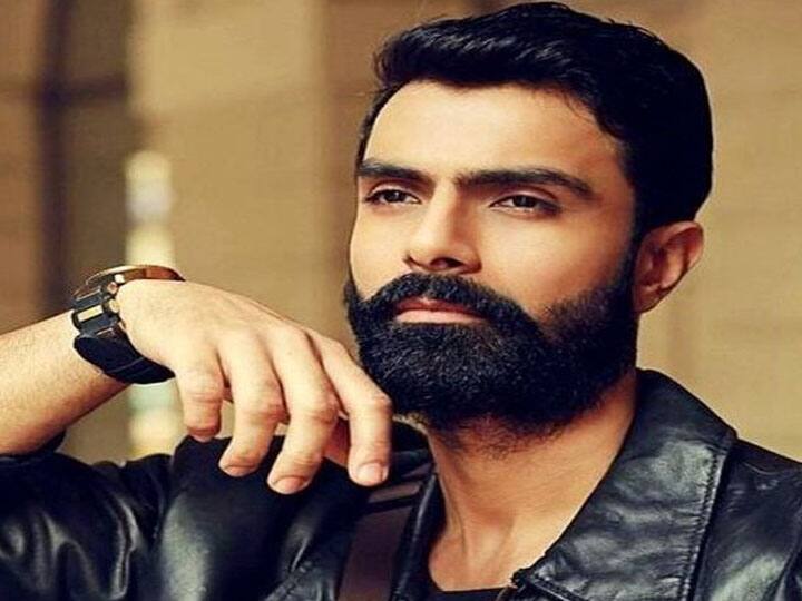 इस लिस्ट में सबसे पहला नाम आता है अश्मित पटेल का जिन्होंने बिग बॉस सीजन 4 में अपनी हरकतों से खूब सुर्खियां बटोरी थी. शो के दौरान वीना मलिक अश्मित पटेल से अपनी नजदीकियों को बढ़ाती हुई दिखाई दी थीं जिसके चलते वो खूब चर्चा में रहे थे. सलमान खान के साथ अश्मित पटेल फिल्म जय हो में दिखाई दिए थे. भले ही अश्मित पटेल का फिल्म में छोटा सा रोल था.