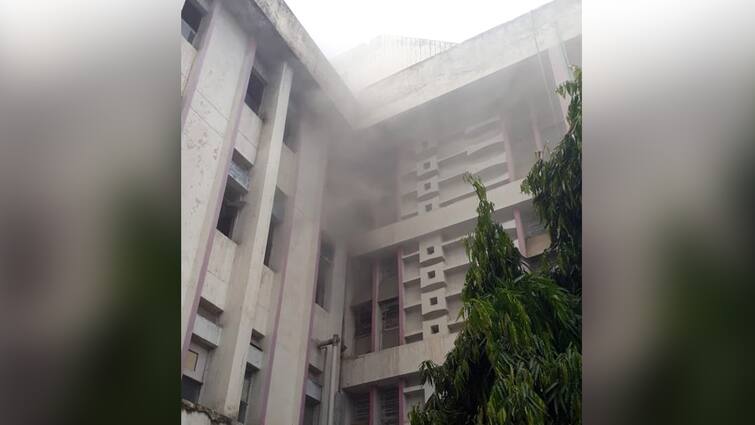 Fire breaks out at ESI Hospital in Delhi Punjabi Bagh, all patients evacuated safely with no injuries Delhi ESI Hospital Fire: ਦਿੱਲੀ ਦੇ ESI ਹਸਪਤਾਲ ਦੀ ਤੀਜੀ ਮੰਜ਼ਿਲ ਨੂੰ ਲੱਗੀ ਅੱਗ, ਸਾਰੇ ਮਰੀਜ਼ ਸੁਰੱਖਿਅਤ