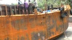 Cyclone Tauktae : तोक्ते चक्रीवादळाचा रेडी बंदराला तडाखा, खनिज वाहतूक करणारे दोन बार्ज बुडाले