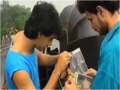 कोई बना रेलवे स्टेशन पर भिखारी तो किसी ने लगाया ऑटो पर पोस्टर, बॉलीवुड स्टार्स ने अनूठे तरीकों से किया फिल्मों का प्रमोशन