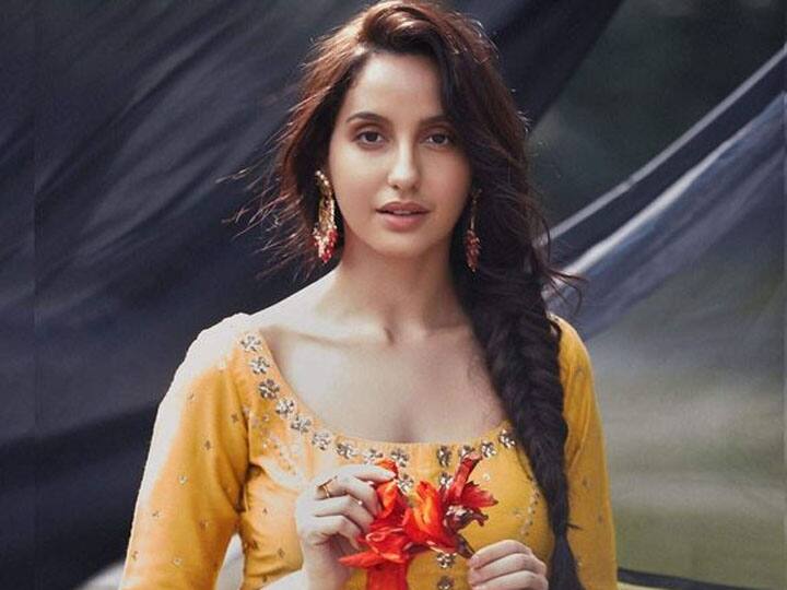 अब बारी आती है दूसरे नाम की जो है बॉलीवुड की दिलबर गर्ल यानी नोरा फतेही. सलमान ने नोरा को अपनी फिल्म भारत में एक आइटम नंबर करने को दिया था. जिसमें उन्होंने अपने डांस से सभी को दीवाना बना दिया था. फिल्म में नोरा के ज्यादातर सीन माल्टा में शूट किए गए थे. आपको बता दें, बिग बॉस सीजन 9 में नोरा फतेही कंटेस्टेंट के रुप में दिखाई दी थीं.