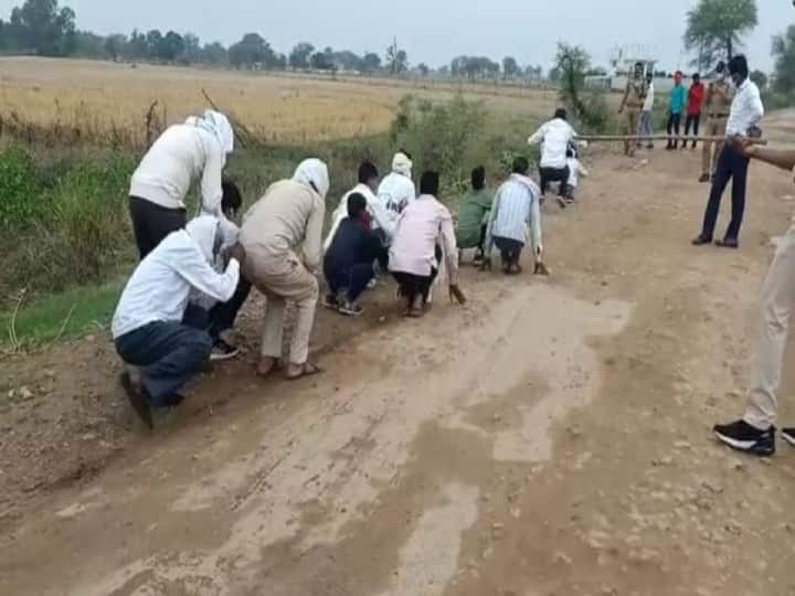 People violating Lockdown rules made to do frog jump in Madhyapradesh லாக்டவுன் விதிகளை மீறுவீங்களா.. ஜாலியாய் சுற்றியவர்களுக்கு தவளை ஜம்ப் தண்டனை கொடுத்த போலீஸ்