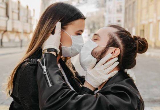 Should kiss with mask is safe or not know what experts said details inside Kiss With Masks: માસ્ક પહેરીને કિસ કરવી કેટલી સુરક્ષિત છે ?