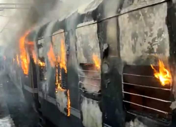 Fire broke out in Vadodara railway yard, memu train three caught burned Vadodara : રેલવે યાર્ડમાં આગ લાગતા મેમુ ટ્રેનના ત્રણ ડબ્બા આગમાં ખાખ, કેવી રીતે લાગી આગ?