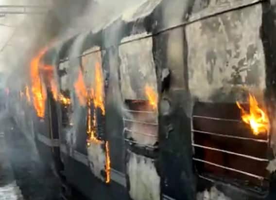 Vadodara : રેલવે યાર્ડમાં આગ લાગતા મેમુ ટ્રેનના ત્રણ ડબ્બા આગમાં ખાખ, કેવી રીતે લાગી આગ?