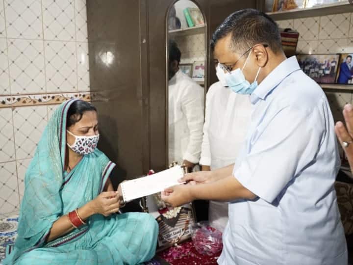 कोविड ड्यूटी के दौरान वायरस से जान गंवाने वाले शिक्षक के परिवार से मिले सीएम केजरीवाल, ₹1 करोड़ की सहायता राशि दी