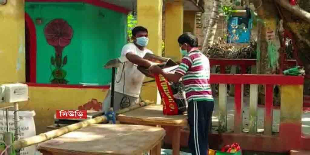 দুয়ারে সরকারের পর দুয়ারে রেশন, রাজ্যের দুই জেলায় শুরু প্রকল্পের কাজ Duare ration scheme has been launched in two places in Birbhum and West Burdwan from today দুয়ারে সরকারের পর দুয়ারে রেশন, রাজ্যের দুই জেলায় শুরু প্রকল্পের কাজ