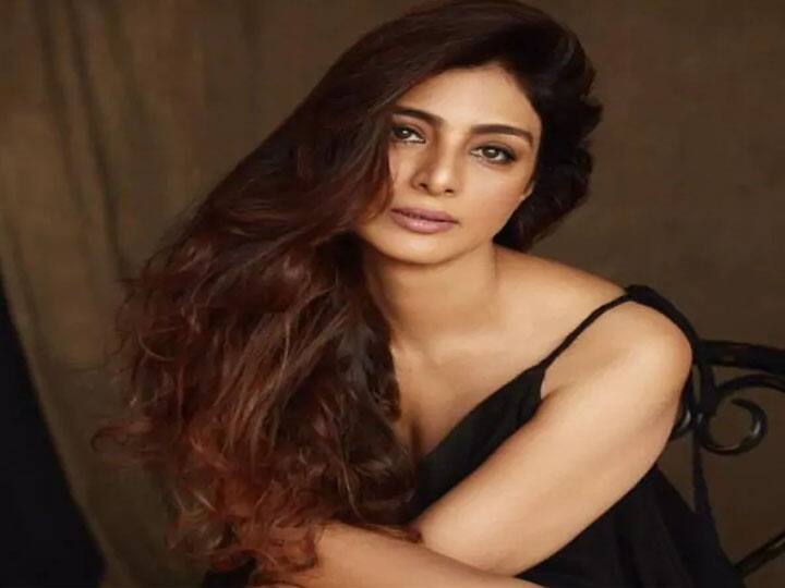 फिल्म इंडस्ट्री पर राज करने वाली एक्ट्रेस तब्बू आज भी काफी फिट है और अपनी खूबसूरती अदाकारी से लोगों का दिल जीतने में कोई कसर नहीं छोड़ती. तब्बू ने बचपन में ही फिल्मों में काम करना शुरु कर दिया था. तब्बू ने हिंदी के अलावा तमिल, तेलुगु फिल्मों में भी काम किया है. आज भी तब्बू कुंवारी हैं. लेकिन उनकी तस्वीरों को देखकर कोई भी उनकी उम्र का अंदाजा नहीं लगा सकता.
