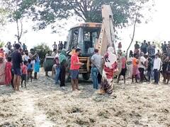 बिहारः समस्तीपुर के युवक का हाजीपुर में पेड़ से लटका मिला शव, JCB की मदद से पुलिस ने उतारा