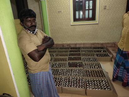 Man arrested for selling alcohol போதை ஆசாமி போல நடித்து மது விற்ற நபர் கைது