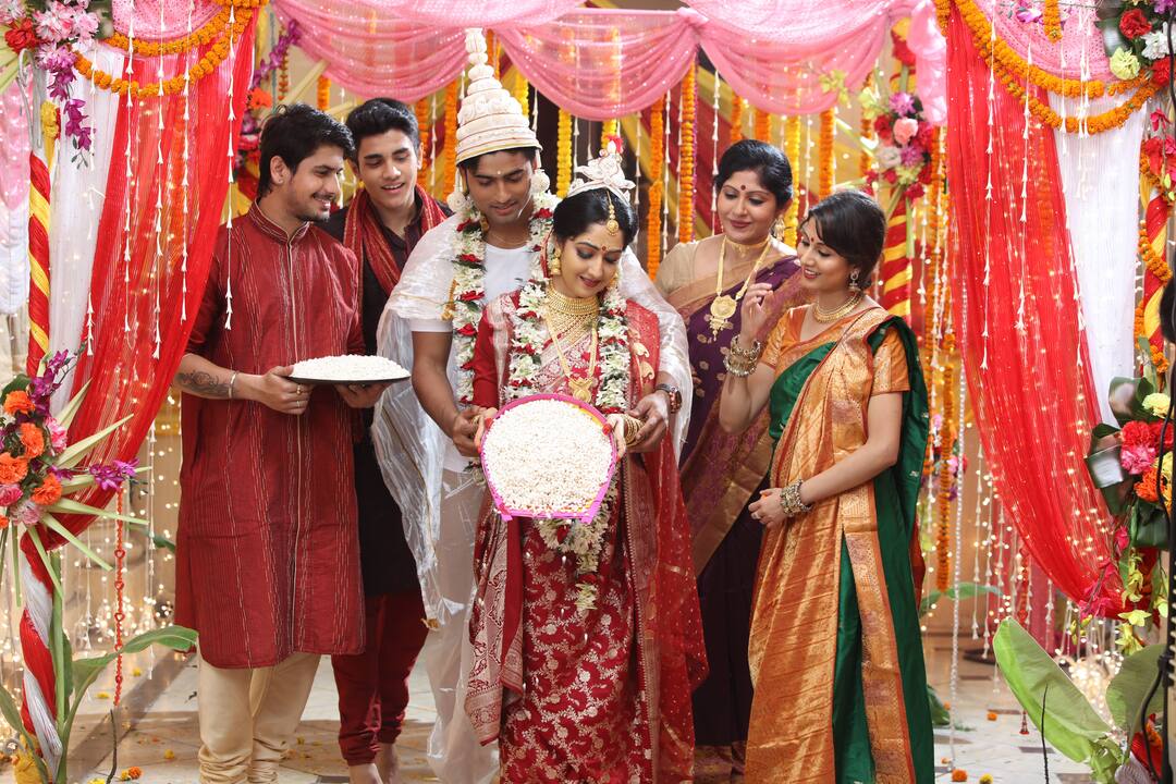 ABP Weddings 2nd article - Maintain social distancing not relationship distancing সোশ্যাল ডিস্টেনসিং বহাল থাকুক, মনের ডিস্টেনসিং নয়