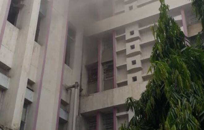 Delhi: A fire breaks out on the third floor of ESI Hospital, Punjabi Bagh दिल्ली के ESI अस्पताल की  तीसरी मंजिल पर लगी आग, सभी मरीज सुरक्षित निकाले गए