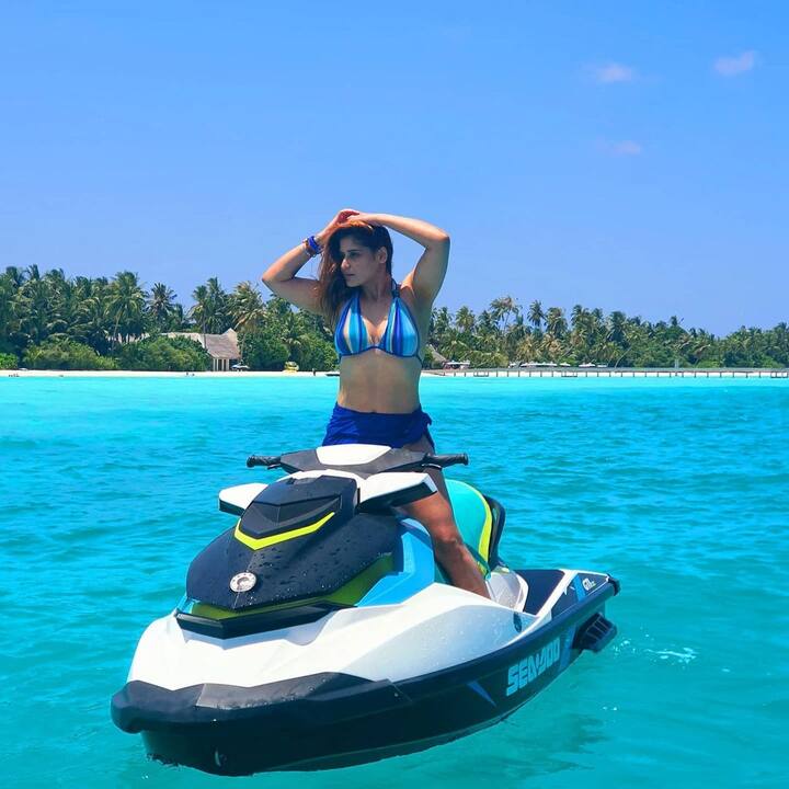 The 'Parichay' actress gave up after trying hard to strike the perfect pose on a jet ski. She donned a blue bikini while taking a dip into the water.