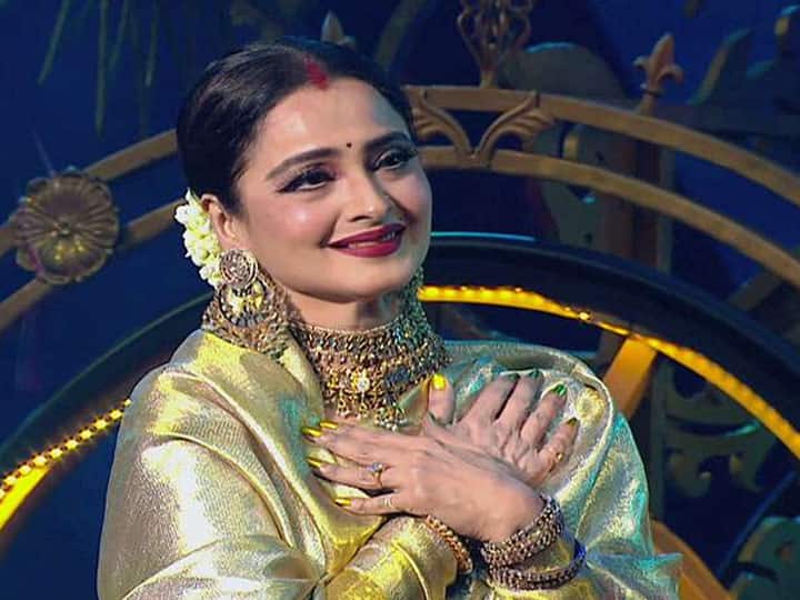 इस लिस्ट में सबसे पहला नाम आता है बॉलीवुड की खूबसूरत बाला रेखा का. वहीं जब भी फिल्म इंडस्ट्री में ‘ओल्ड इज गोल्ड’ की बात होती है तो ज़हन में सिर्फ एक नाम आता है और वो है रेखा. आपको बता दें, रेखा का असली नाम भानुरेखा गणेशन है. रेखा की उम्र की बात करें तो उनकी उम्र इस समय 66 साल है. मीडिया रिपोर्ट के अनुसार रेखा ने छोटी सी उम्र में अपने से 25 साल बड़े हीरो को किस कर इंडस्ट्री में तहलका मचा दिया था. आज भी रेखा जब-जब सामने आती है वो किसी परी से कम नहीं लगती.