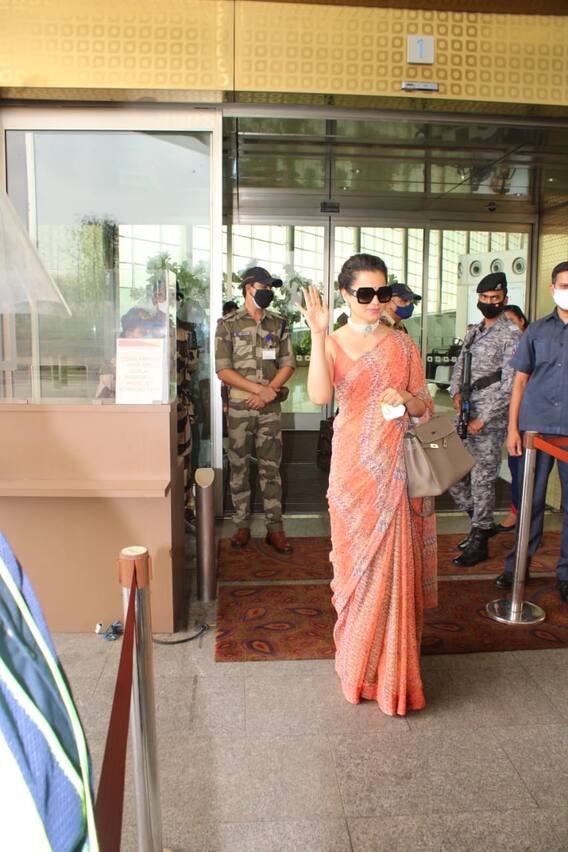 SPOTTED: कोरोना को मात देने के बाद आज एयरपोर्ट पर नज़र आईं Kangana Ranaut, साड़ी लुक में दिखा रॉयल अवतार, देखें तस्वीरें