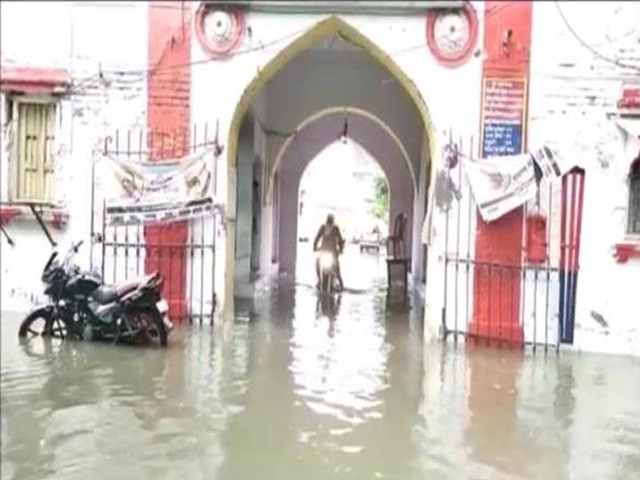 water logging at some places in Amroha after heavy rain ANN अमरोहा: भारी बारिश ने खोली नगर पालिका के दावों की पोल, पानी-पानी हुई कोतवाली