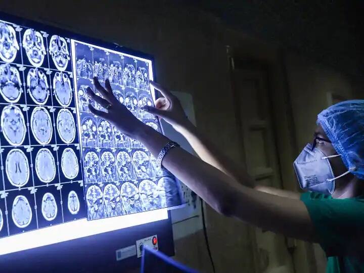 काळ्या बुरशीपासून बचाव करण्यासाठी तीन गोष्टी खूप महत्वाच्या; जाणून घ्या AIIMS चे संचालक रणदीप गुलेरिया काय म्हणाले? black fungus mucormycosis AIIMS randeep guleria talks about its prevention काळ्या बुरशीपासून बचाव करण्यासाठी तीन गोष्टी खूप महत्वाच्या; जाणून घ्या AIIMS चे संचालक रणदीप गुलेरिया काय म्हणाले?