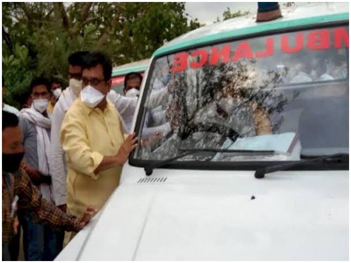 Madhya Pradesh Minister who was inaugurated to inaugurate ambulance was pushed ann मध्य प्रदेश: एंबुलेंस का उद्घाटन करने पहुंचे मंत्री को लगाना पड़ा धक्का, अफसरों पर भड़के