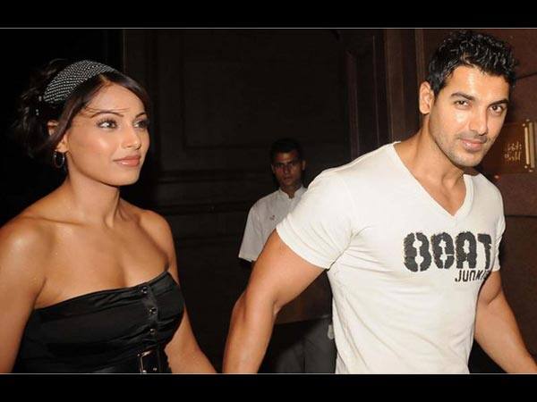 दोनों के ब्रेकअप के कारणों के बारे में कई कयास लगाए गए कि आखिर इनका रिश्ता क्यों टूटा. कहा जाता है कि बिपाशा इतने सालों के बाद शादी करके सेटल होना चाहती थीं लेकिन जॉन की इसमें दिलचस्पी नहीं थी और यही बात ब्रेक अप की वजह बनी.