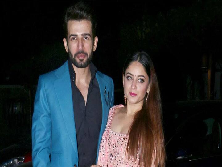 एंकर और एक्टर जय भानुशाली की पहली मुलाकात माही विज से एक पार्टी के दौरान हुई थी. साथ ही दोनों की मुलाकात एक कॉमन फ्रेंड के जरिए हुई थी. दोनों ने अपनी उम्र के फासले को मिटा कर नवंबर साल 2011 में गुपचुप तरीके से शादी की थी. जय अपनी पत्नी माही से दो साल से ज्यादा छोटे हैं.