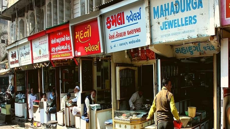 Gujarat Govt no relief to shoppers for compulsory vaccination from 31st July 2021 ગુજરાતના વેપારીઓ માટે માઠા સમાચાર, રૂપાણી સરકારે શું કર્યું ફરમાન?