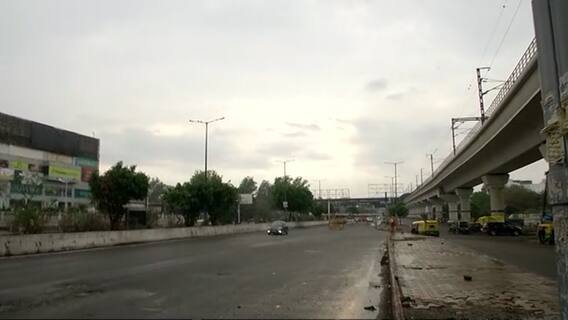 दिल्ली में हल्की बारिश की वजह से आज तापमान और प्रदूषण में गिरावट