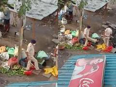 वाह री बिहार पुलिस! पहले की सब्जी दुकानदार की पिटाई, फिर लात मारकर नाली में उड़ेल दी सब्जियां