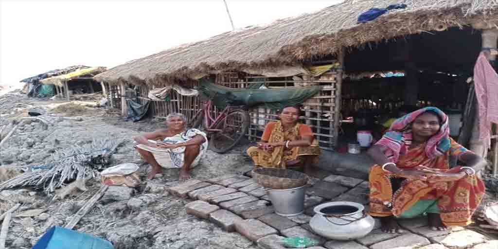Amphan Cyclone Exclusive: নিজের ভিটেতে ফিরে যেতে চাই, বর্ষপূর্তিতে কাতর আর্জি আমফান দুর্গতদের ABP Exclusive: one year completed for Amphan Cyclone, Hingalganj residents still asking support from Government Amphan Cyclone Exclusive: নিজের ভিটেতে ফিরে যেতে চাই, বর্ষপূর্তিতে কাতর আর্জি আমফান দুর্গতদের