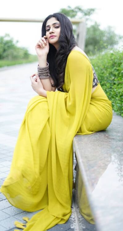 அடி நெஞ்சு அனல் ஆகவே தீ அள்ளி ஊத்துர நூல் ஏதும் இல்லாமலே உசுர ஏன் கோக்குர..