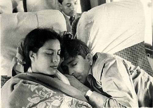 1948 में उन्होंने फिल्म आग में नर्गिस के अपोजिट काम किया और फिर उनके दीवाने हो बैठे. नर्गिस भी पूरी तरह राज कपूर के लिए डेडिकेटेड थीं और उनकी फिल्मों में पैसा तक लगाती थीं.