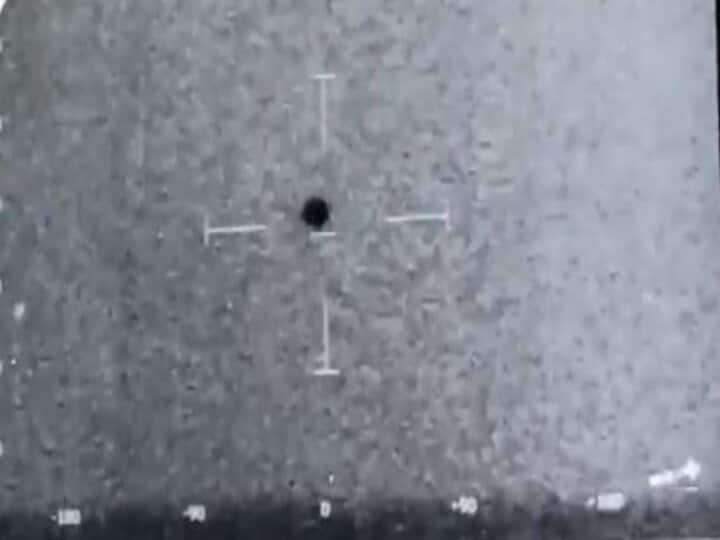 Viral: video of UFO missing after drowning in sea goes viral, video made by US Navy Viral Video: समुद्र में डूबने के बाद गायब हुआ यूएफओ, यूएस नेवी ने बनाया था वीडियो