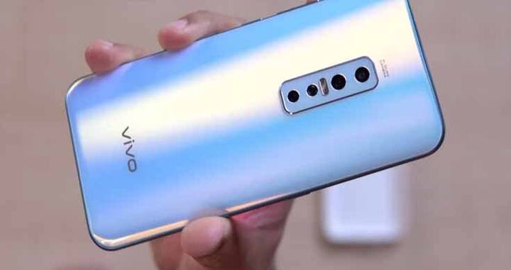 Vivo U10-  જો તમે વીવોના આ ફોન ખરીદવા ઇચ્છો છો તો 8,990 રૂપિયામાં તમને ત્રિપલ કેમેરા સેટઅપ વાળો શાનદાર ફોન મળી રહ્યો છે. વીવો યૂ10માં 6.53 ઇંચની ફૂલ વ્યૂ પ્લસ આઇપીએસ વૉટર ડ્રૉપ નૉચ ડિસ્પ્લે આપવામાં આવી છે. આ ફોનમાં ઓક્ટાકૉર સ્નેપડ્રેગન 665 પ્રૉસેસર આપવામાં આવ્યુ છે. ફોનમાં 13MP પ્રાઇમરી સેન્સર, 8MP વાઇડ એન્ગલ લેન્સ અને 2MP બોકેહ લેન્સ આપવામાં આવ્યો છે. આનાથી તમે શાનદાર પિક્સલ ક્લિક કરી શકો છો. આના ફ્રન્ટમાં સેલ્ફી માટે 8MPનો કેમેરો આપવામાં આવ્યો છે.