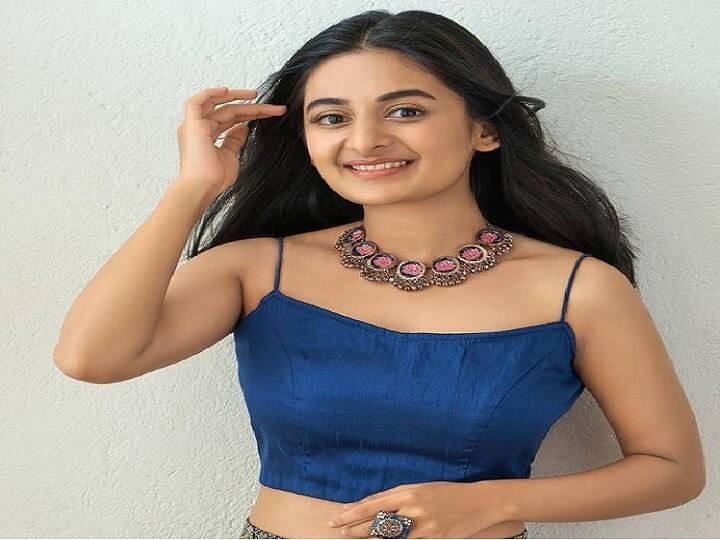 அழகிய கழுத்து ஆரத்துடன் நீல நிற டாப் அணிந்து போட்டோஷூட் நடத்திய எஸ்தர்