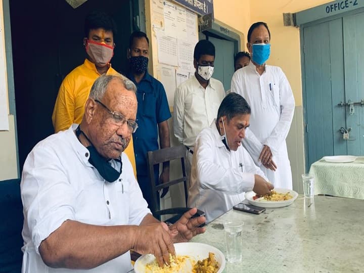 सामुदायिक रसोई पहुंच डिप्टी सीएम तारकिशोर प्रसाद ने खाना खाया, कहा- जरूरतमंदों के लिए लाइफ लाइन