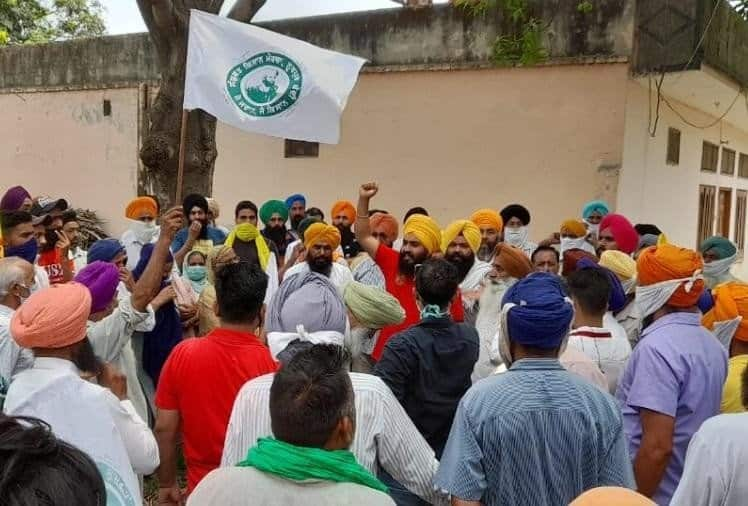 blood donation camp of RSS opposed by farmers in roopnagar ਆਰਐਸਐਸ ਦੇ ਕੈਂਪ ਦਾ ਪਤਾ ਲੱਗਦਿਆਂ ਹੀ ਪਹੁੰਚ ਗਏ ਕਿਸਾਨ, ਪੁਲਿਸ ਦੀ ਹਾਜ਼ਰੀ 'ਚ ਖੂਬ ਹੰਗਾਮਾ