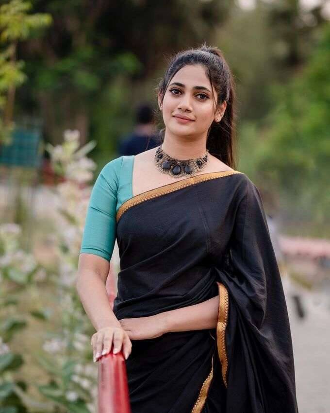 அடி வெள்ளாவி வெச்சுத்தான் வெளுத்தாங்களா உன்ன வெய்யிலுக்கு காட்டாம வளத்தாங்களா .....
