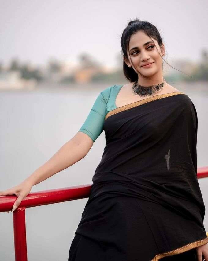 உயிர் நாடியில் பயிர் செய்கிறாய் சிறு பார்வையில் எனை நெய்கிறாய்...