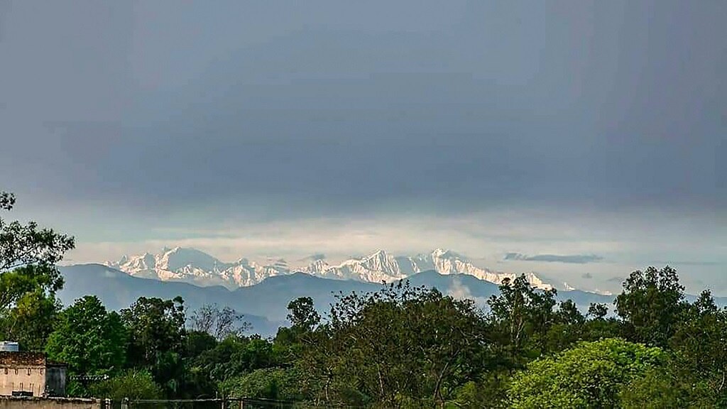 Snow capped Himalayas: বরফশুভ্র হিমালয়ের দেখা মিলল উত্তরপ্রদেশ থেকে, উচ্ছ্বসিত নেট নাগরিকরা