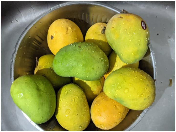 आम की अन्य किस्मों के बीच असली अल्फांसो की कैसे करें पहचान? रखें इन बातों का ध्यान How to identify real Alphonso mango from other varieties? Tips to consider while buying आम की अन्य किस्मों के बीच असली अल्फांसो की कैसे करें पहचान? रखें इन बातों का ध्यान