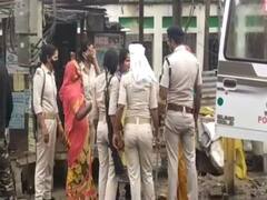 बिहार: लॉकडाउन में बेवजह घूम रही थी युवती, महिला पुलिस ने रोका तो करने लगी मारपीट, वीडियो VIRAL 