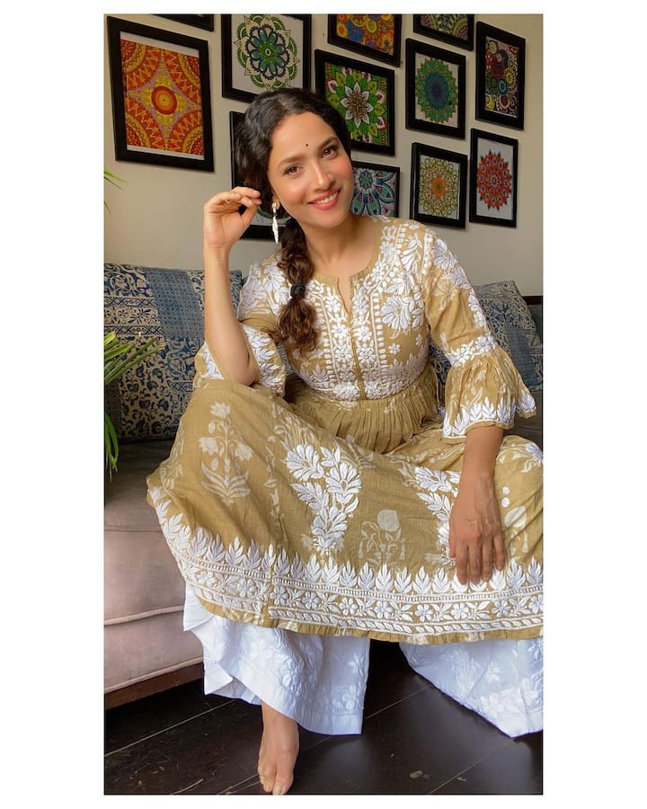 अंकिता लोखंड के घर में अलग-अलग रंगों के कई सिंगल सोफा भी हैं, जिसमें वह अक्सर आराम करते हुए भी नजर आती हैं.